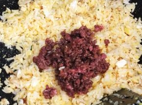 加入牛肉翻炒。