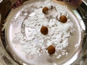 搓圆后放入撒了木薯淀粉的盘子里防粘（这里用到的木薯淀粉是配方外的）