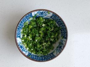 搅拌均匀葱馅就完成了！
