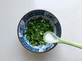 先调葱馅：葱切小段加少许盐