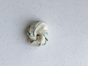 另一端也压在葱油坯下面