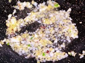 锅中放入姜末蒜蓉炒香