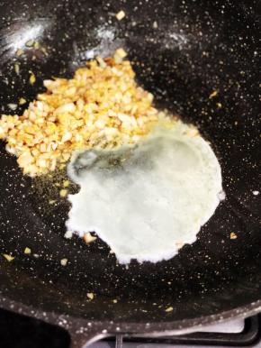 锅中加入蛋白部分