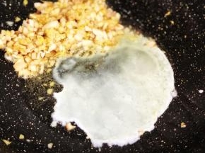 锅中加入蛋白部分