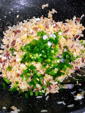 加入葱花翻炒片刻。