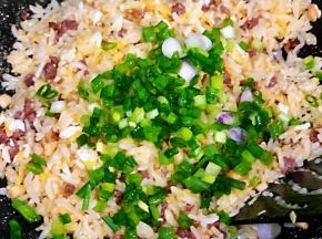 加入葱花翻炒片刻。