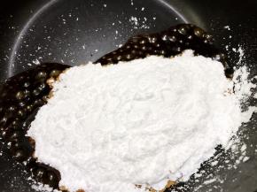 关火，趁热加入木薯淀粉用硅胶刮刀搅拌