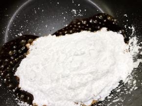 关火，趁热加入木薯淀粉用硅胶刮刀搅拌