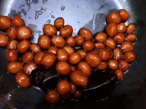 趁热加入敲碎的黑糖2，25克到30克都可以