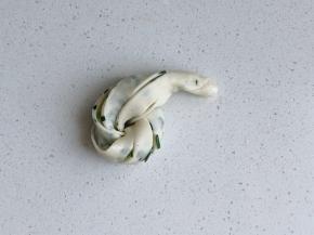 一端压下面绕圆圈