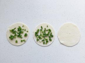 三个饺皮（三个饺皮一组做一个葱油饼）如图两个饺皮调上馅料