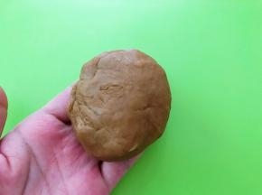 等不太烫手后揉成光滑的面团