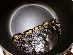 最小火加热至沸腾
不要过度煮糖水沸腾即可