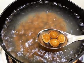 一下锅就要马上搅拌才不会粘在一起哦
大火滚开后转小火煮10分钟，喜欢吃软的可以多煮一下