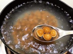 一下锅就要马上搅拌才不会粘在一起哦
大火滚开后转小火煮10分钟，喜欢吃软的可以多煮一下