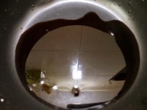 小奶锅里加入40克水和20克敲碎的黑糖