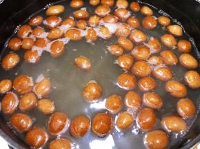 煮好的珍珠沥干水