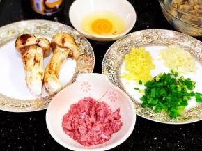 牛肉剁碎，姜切碎，蒜头切碎