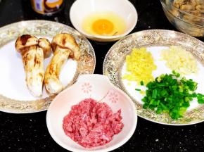 牛肉剁碎，姜切碎，蒜头切碎