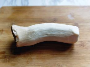 杏鲍菇洗干净，去掉根部。