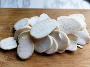 依次切好十字刀的杏鲍菇片。