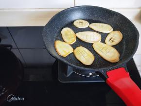 平底锅中刷上少许食用油，将杏鲍菇片摆在锅底，小火煎至两面金黄。(一个杏鲍菇我煎了3锅)