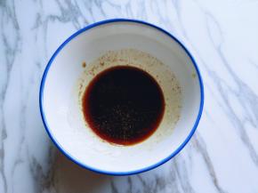 调味汁，将十三香，生抽，耗油放入碗中，搅拌均匀！