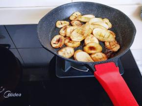 将煎好的杏鲍菇片全部倒入平底锅中。