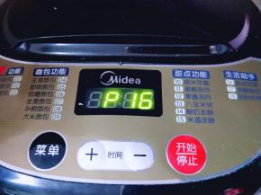 启动面包机自动和面15分钟。