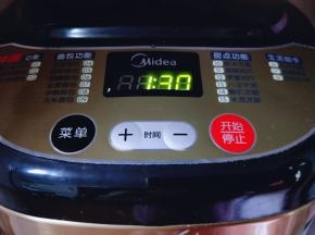 面包机启动发酵功能，时间为机器自动一个半小时。