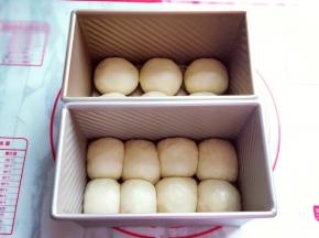 将做好的小面团依次摆放入吐司盒中。