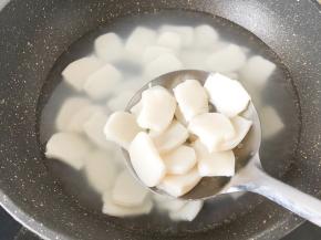 烫软捞出过冷水备用（过冷水之后年糕口感更佳而且互相不粘一起）
