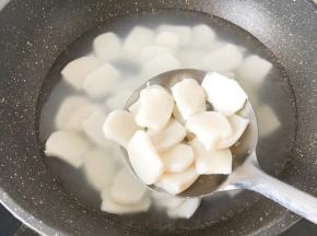 烫软捞出过冷水备用（过冷水之后年糕口感更佳而且互相不粘一起）
