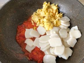 放入年糕片，鸡蛋