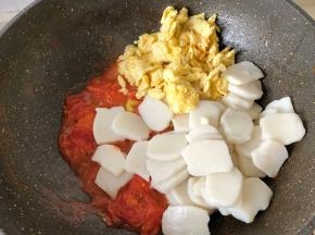 放入年糕片，鸡蛋