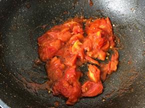 放入西红柿块翻炒出汁