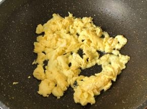 锅中放油烧热鸡蛋放进去煎定型之后用筷子搅拌散开装盘