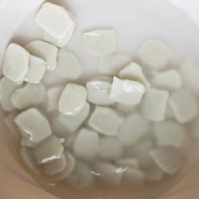 年糕放在锅中开水里烫15秒左右