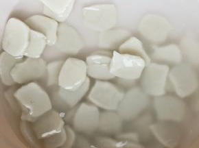 年糕放在锅中开水里烫15秒左右