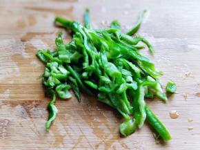 青椒洗干净，去跟去籽，切丝。