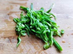 青椒洗干净，去跟去籽，切丝。