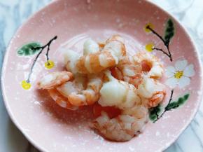 阿根廷红虾去皮，去虾线。
