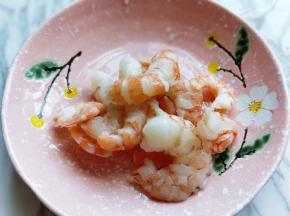 阿根廷红虾去皮，去虾线。