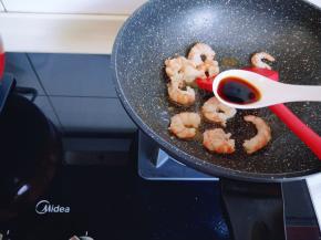 再加入生抽，小火翻炒。