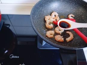再加入生抽，小火翻炒。