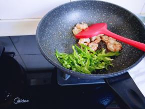 再加入切好的青椒丝。