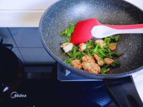 再按个人口味加入食用盐，十三香，翻炒至青椒丝变软即可！