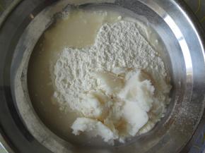 将水油皮材料称量好放进盆里揉成团，取出放在揉面垫上像揉面包那样搓揉