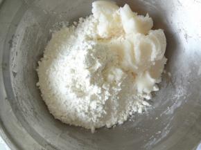 将油酥的材料称好放进盆里混合均匀