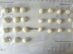 将水油皮和油酥分别分成12等分